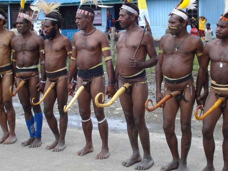 Papuans s proširenim članovima